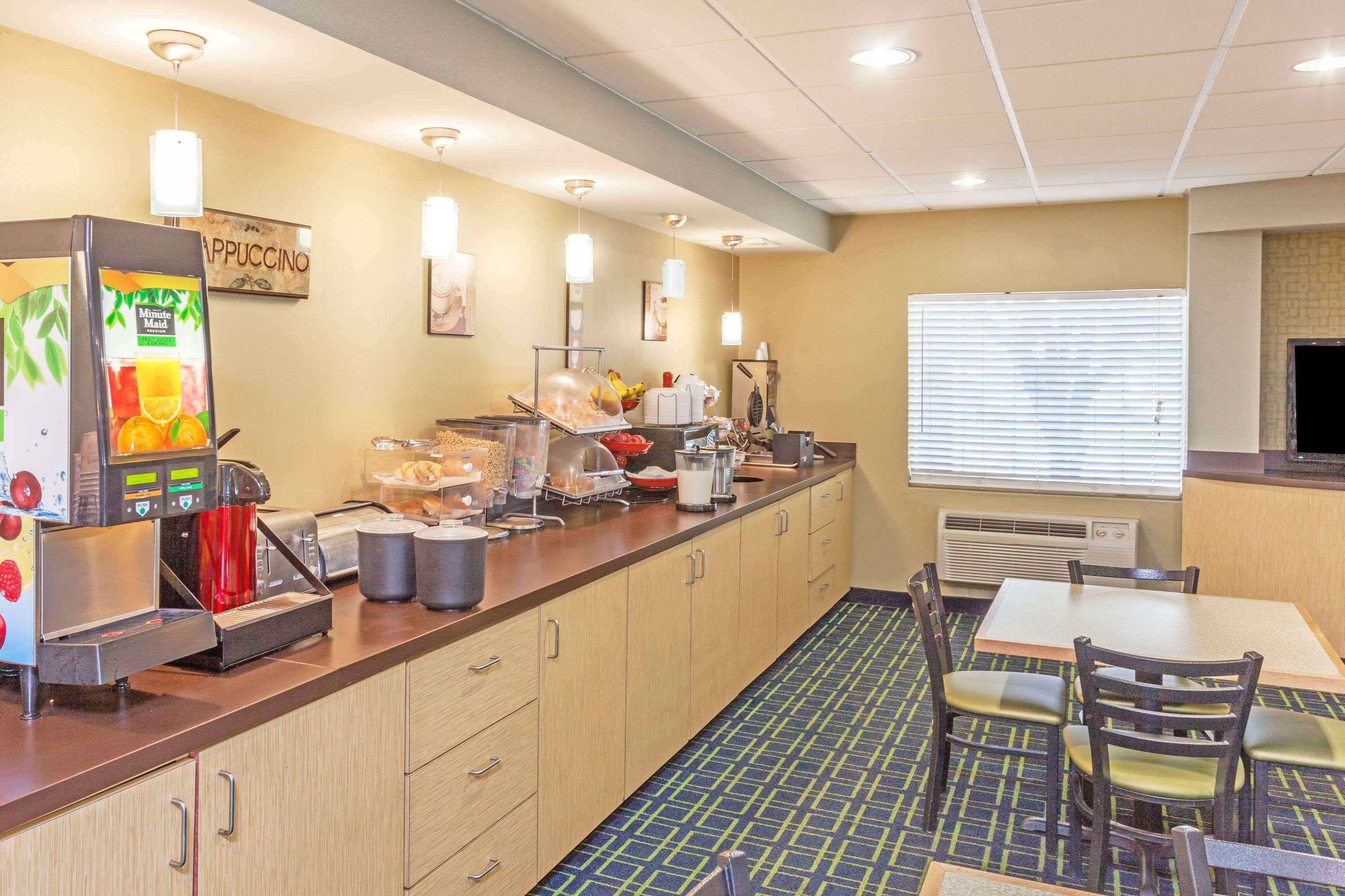 Comfort Inn & Suites Louisville Airport Fair & Expo Exteriör bild